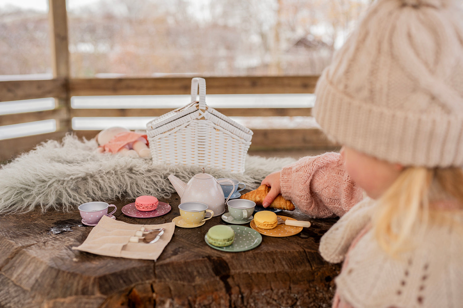 Jabadabado Picnic Basket with tin tea set